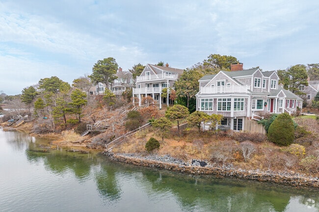 Waterfront homes appear around Taylor’s Pond and Mill Pond.