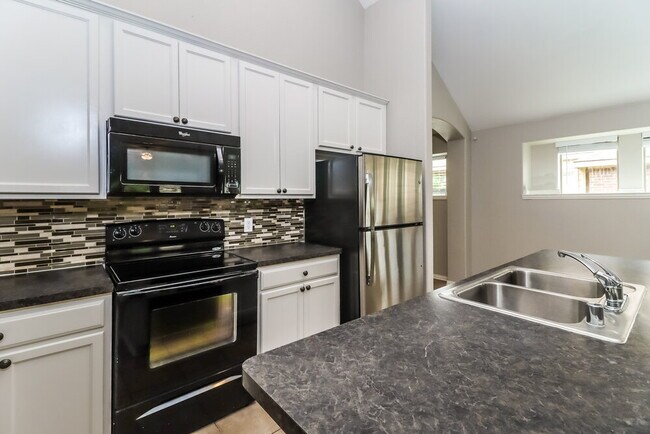 540 Kerry St, Crowley, TX 76036 - photo 6