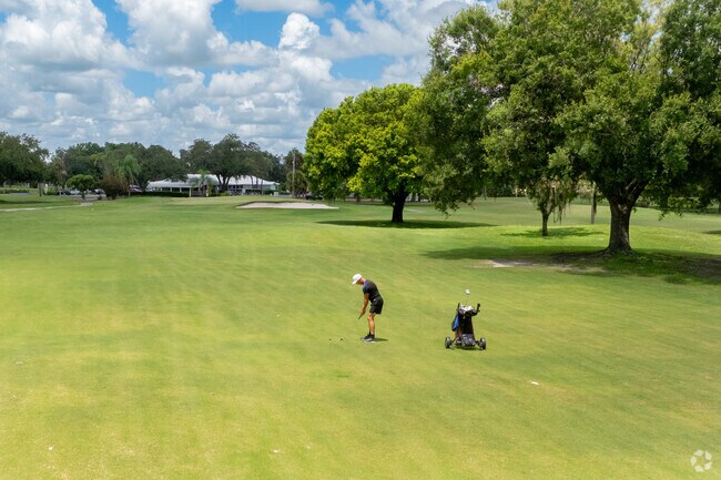There are several golf courses close by to Sebring Hills.