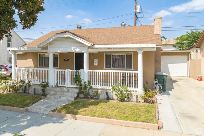 Homes typically in Moorark are 2 bedrooms 2 baths on a 4,000 to 6,000 sqft lots.