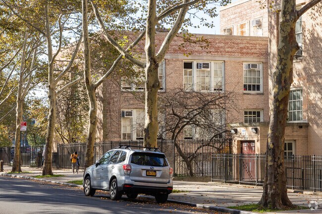 Q252 The Queens School of Inquiry has 581 students in grades 6-12.