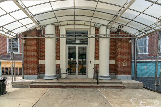 Main entrance to the Yeshiva Sha'arei Zion is located along Grand Central Pkwy.