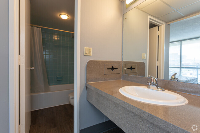 2BR, 2BA - 675 SF