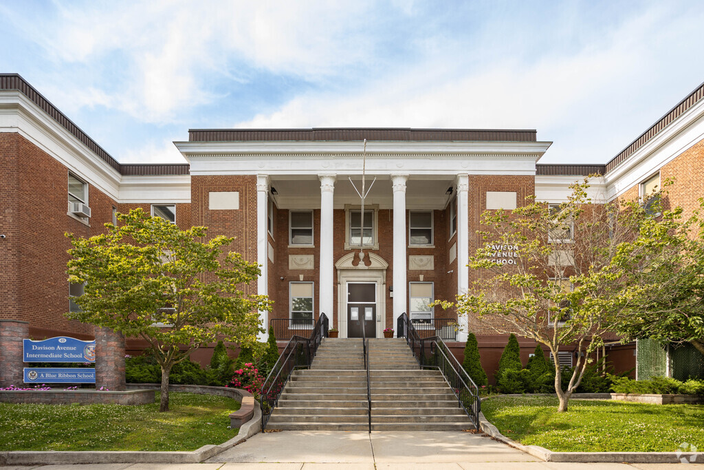 The student- teacher ratio at Davison Ave School in Lynbrook is 11 to 1.