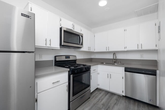 4950 Coldwater Canyon, Sherman Oaks, CA 91423 - photo 2