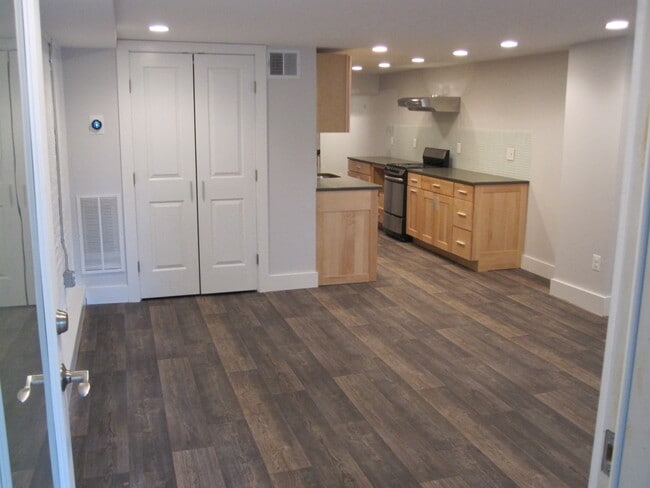 1658 Monroe St NW unit 1658 Apt B, Washington, DC 20010 - photo 3