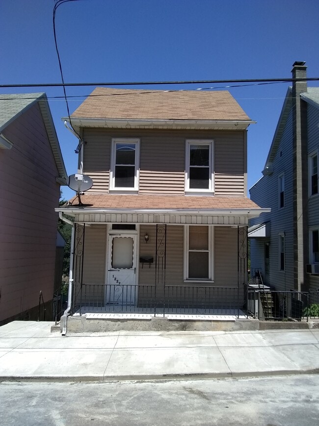 1227 Pulaski Ave, Coal Township, PA 17866