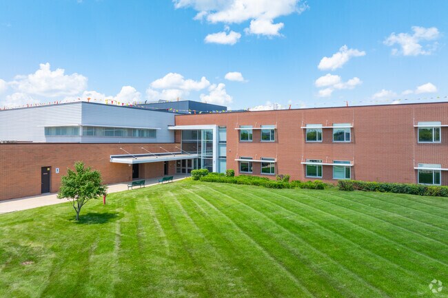 Spencer Loomis Elementary is a well rated public school near Bridlewoods Park.