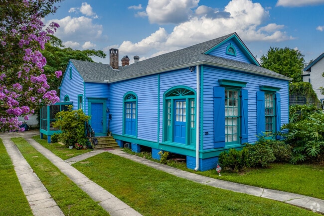 Homes in Marlyville-Fontainebleau are colorful and unique.