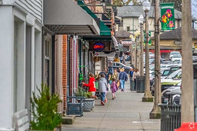 Enjoy a fun day browsing the storefronts in Downtown Snohomish near Lake Roesiger.