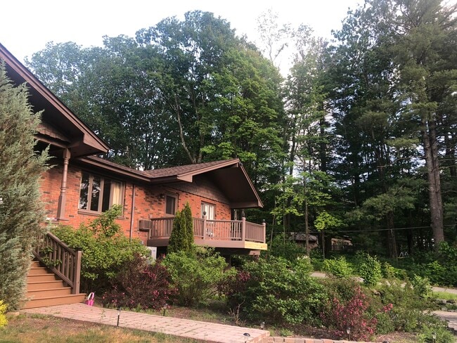 196 W Ridge Terrace unit Upper Room, Rutland, VT 05701 - photo 7