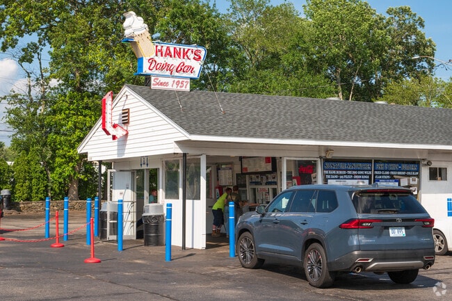A local favorite since 1950, Hank’s Dairy Bar serves up classic roadside eats and summer memories.