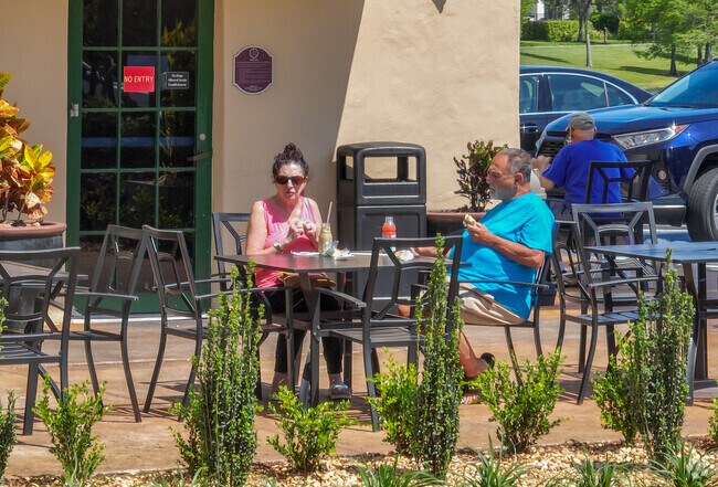 Take a realxing lunch at one of many spots throughout the Village of Solivita.