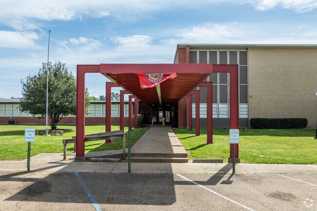 Crystal Springs Middle School has a student to teacher ratio of 14 to 1.