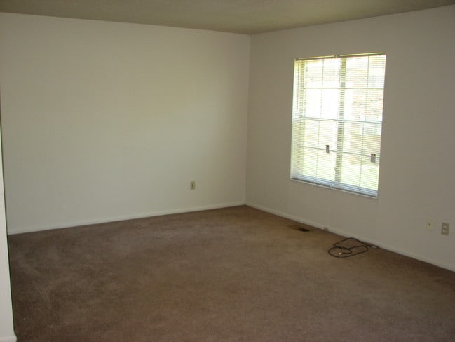 Woodknoll Townhomes, Saint Louis, MO 63136 - photo 3