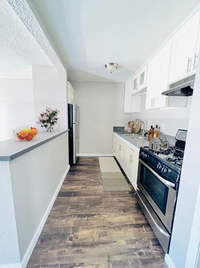 6555 La Mirada Ave, Los Angeles, CA 90038