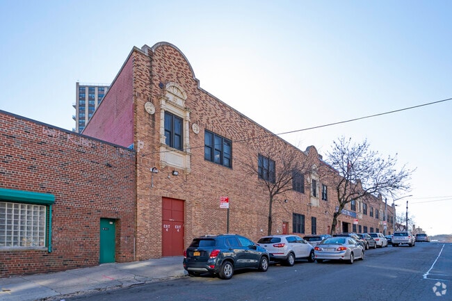 Bronx High School for the Visual Arts has a student population of 442 in grades 9-12.