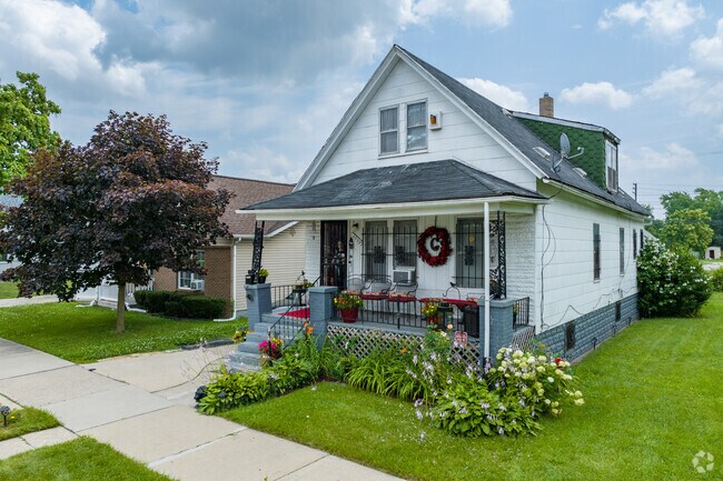 Traditional Bungalows with large yards and elegant landscaping are common in Chadsey Condon.