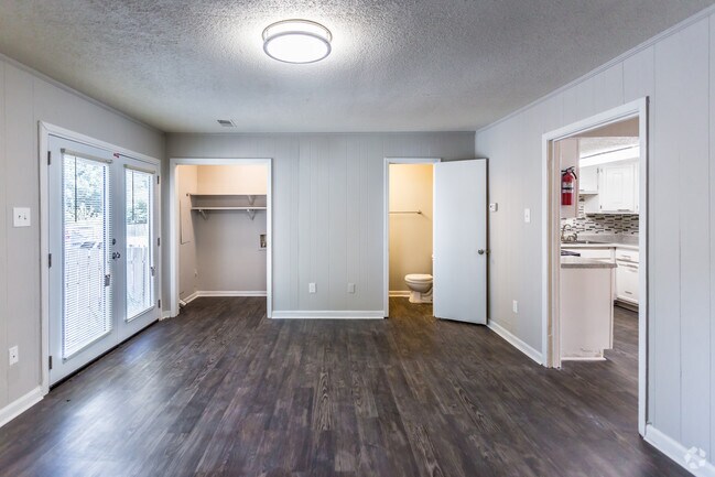 2 BR, 1.5 BA - 1300 SF - Living Room