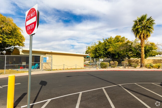 Lewis E Row Elementary School Photo 3