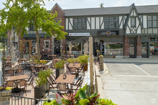 Warrenville has beautiful restaurants that offer outdoor dining.