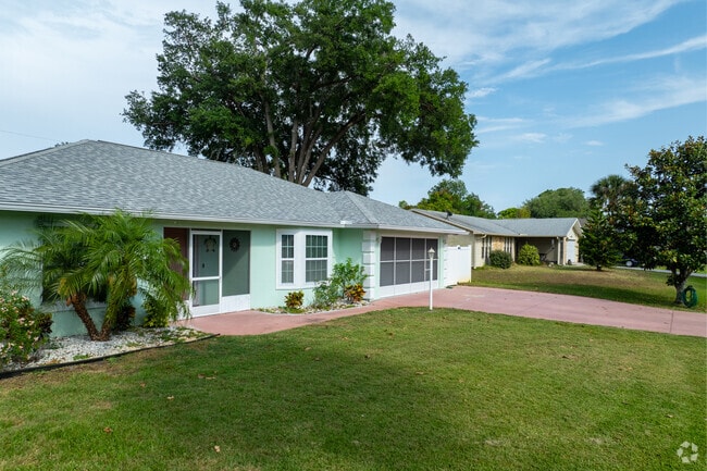 Florida Shores homes often have stucco facades and bay windows.