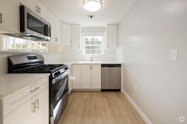 GlenBrook Estates, Woburn, MA 01801 - photo 2