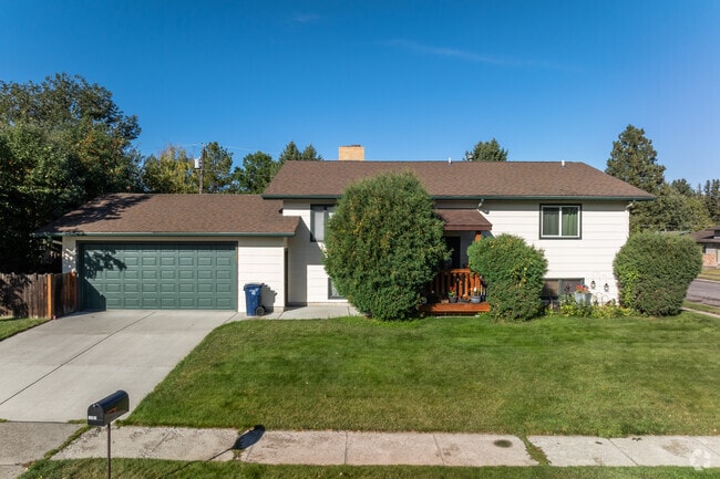 There are a variety of housing styles in Bozeman Creek including split-level.