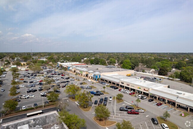 Cobblestone Plaza in Hidden Hills offers a wide variety of retail and dining options.