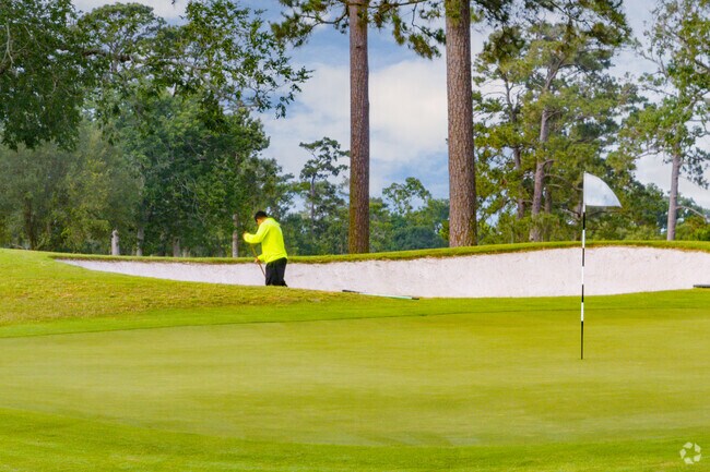 Residents of The Lakes at Highland Glen can play a round at Golfcrest Country Club.
