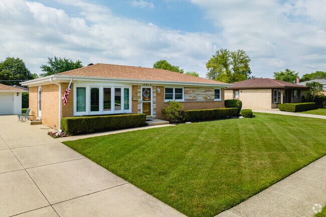 There are many Ranch style homes in Colonial Heights.