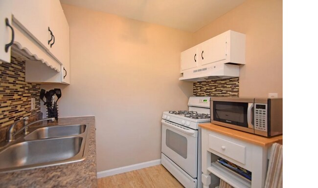 4286 Selby Ct, Cincinnati, OH 45211 - photo 4