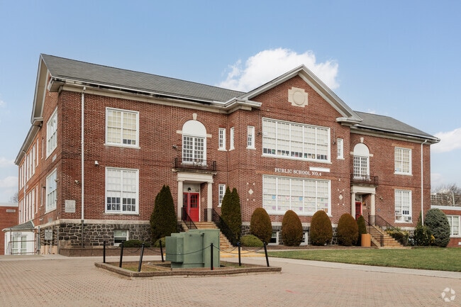 Fort Lee School No. 4 in Fort Lee, NJ has 392 students in grades K-4.