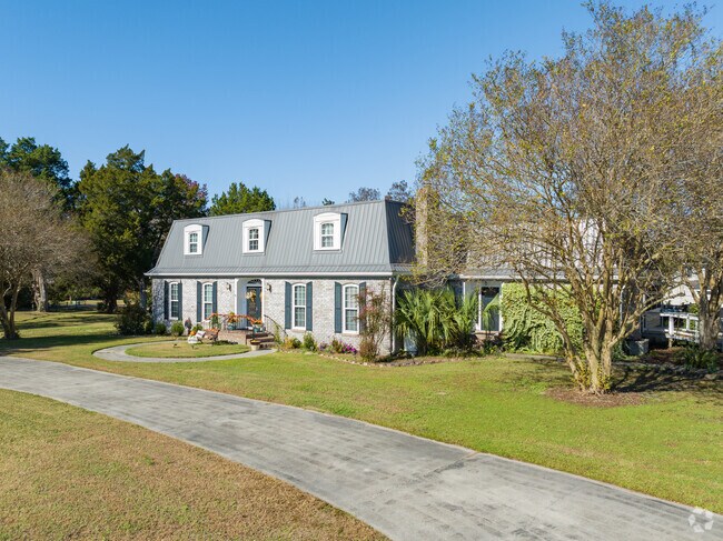 Find beautiful brick ranch style homes with landscaped yards in Moncks Corner.