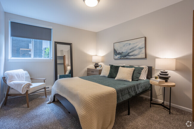 1BR, 1BA - 686SF - Bedroom