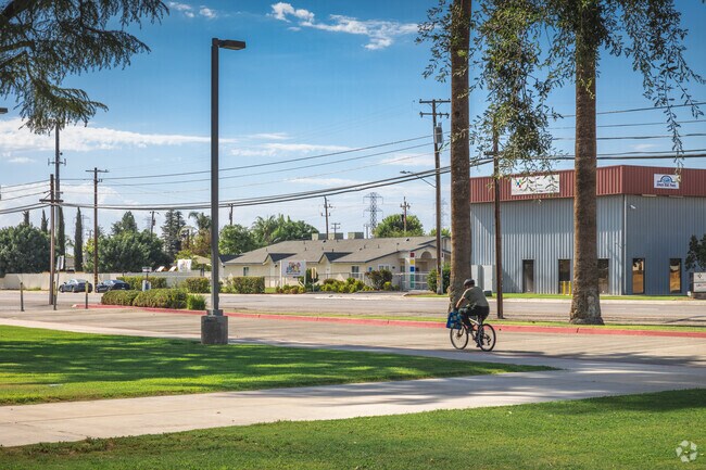 Fairway Oaks features dedicated bike lanes for cyclists.