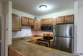 18 Westgate Dr Unit 205, Woburn, MA 01801
