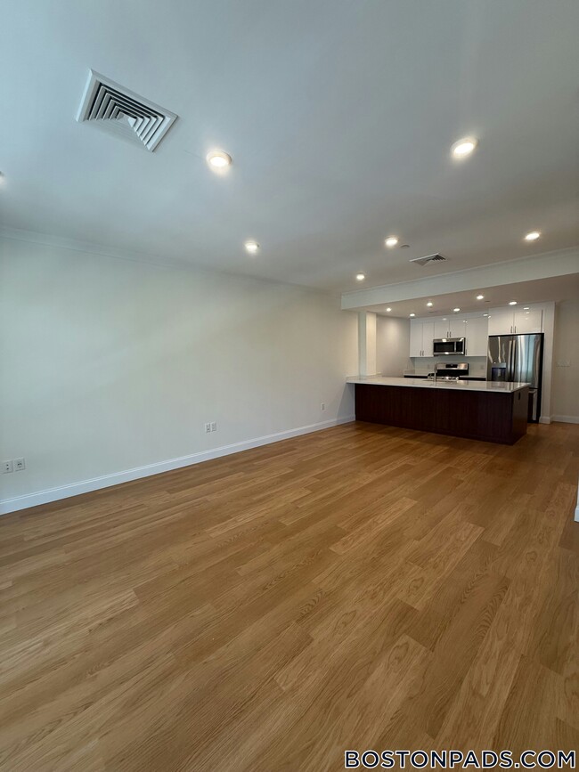 120 Gerry Rd unit 307, Chestnut Hill, MA 02467 - photo 4