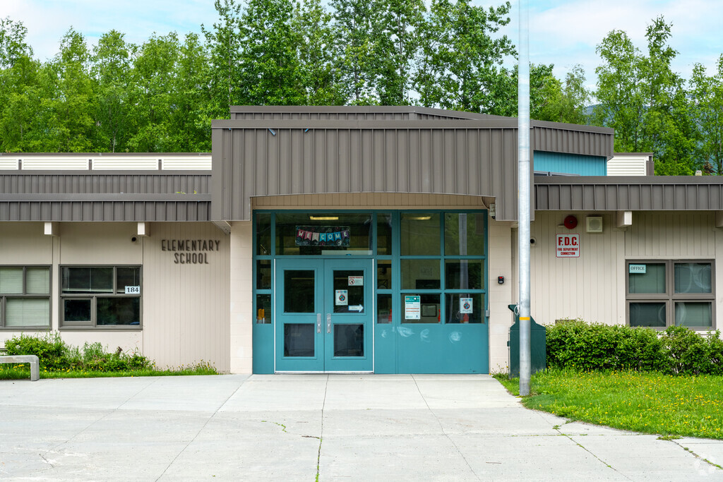 The front entrance to Scenic Park Elementary School.