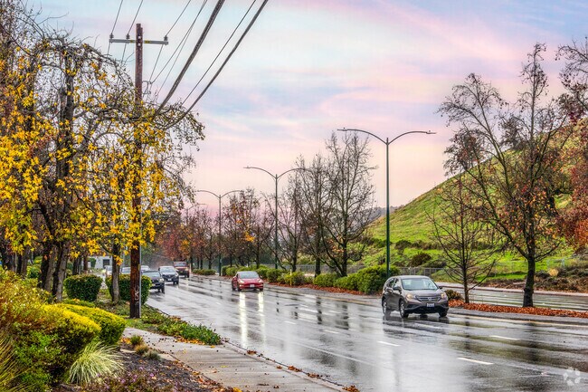 Ygnacio Valley Road connects Diablo Hills to Walnut Creek and surrounding areas.
