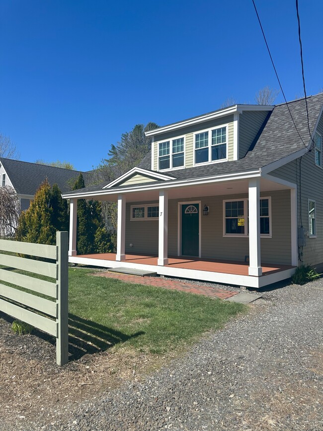 7 Youngs Ln, York, ME 03909