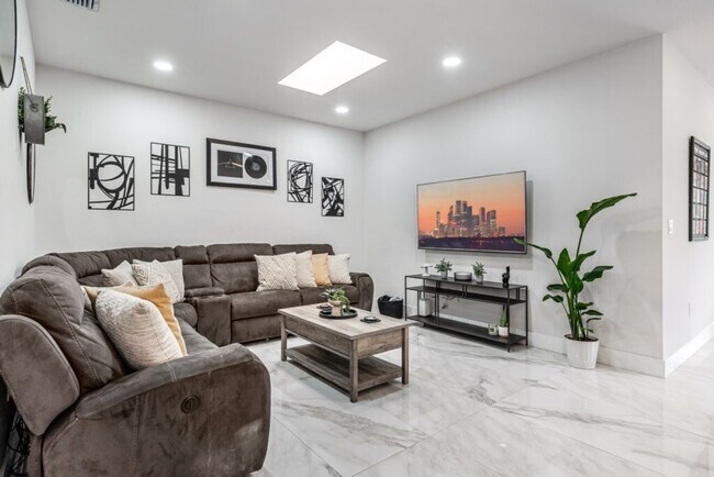 828 SW 14th Ct unit ID1287062P, Fort Lauderdale, FL 33315 - photo 3