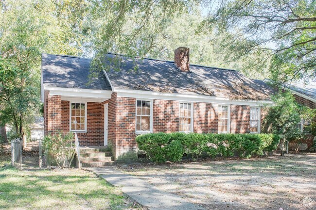 A ranch home in the Cleveland Heights neighborhood is a sun-dappled retreat from busy life.