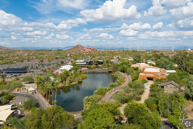 The Phoenix Zoo provides families of North Tempe with a great outdoor excursion.