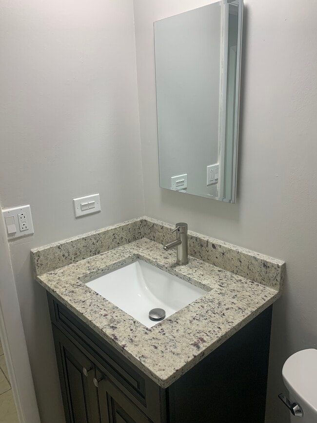 1703 W Victoria Dr unit 302, Mount Prospect, IL 60056 - photo 3