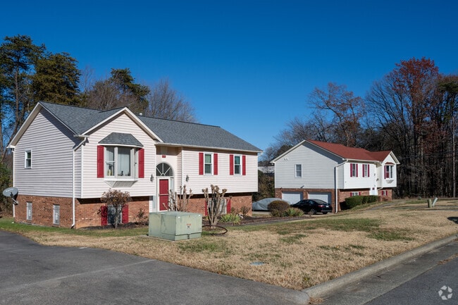 There are several split-level homes in the Ogburn Station neighborhood.
