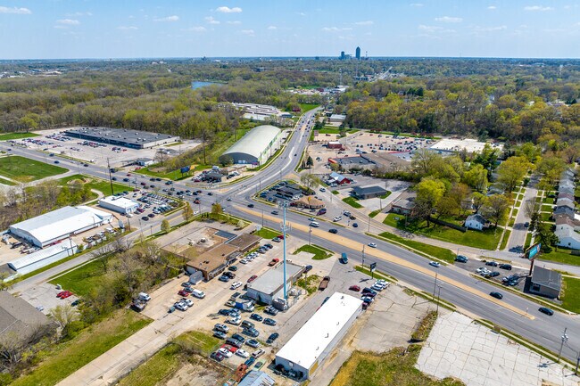 Restaurants, shopping, and small businesses can be found along Douglas Ave on the north side of Doudna Heights-Glen Oaks.