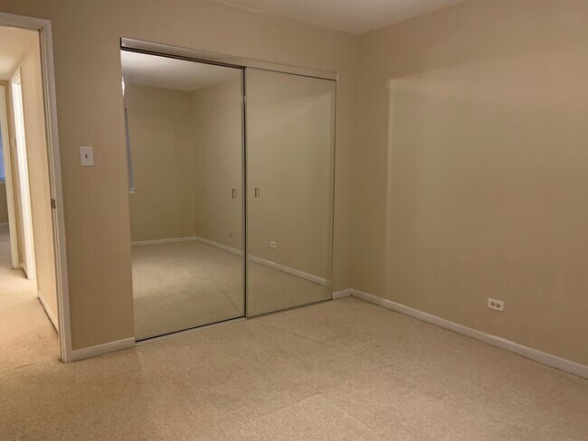 9422 Bay Colony Dr unit 1W, Des Plaines, IL 60016 - photo 7