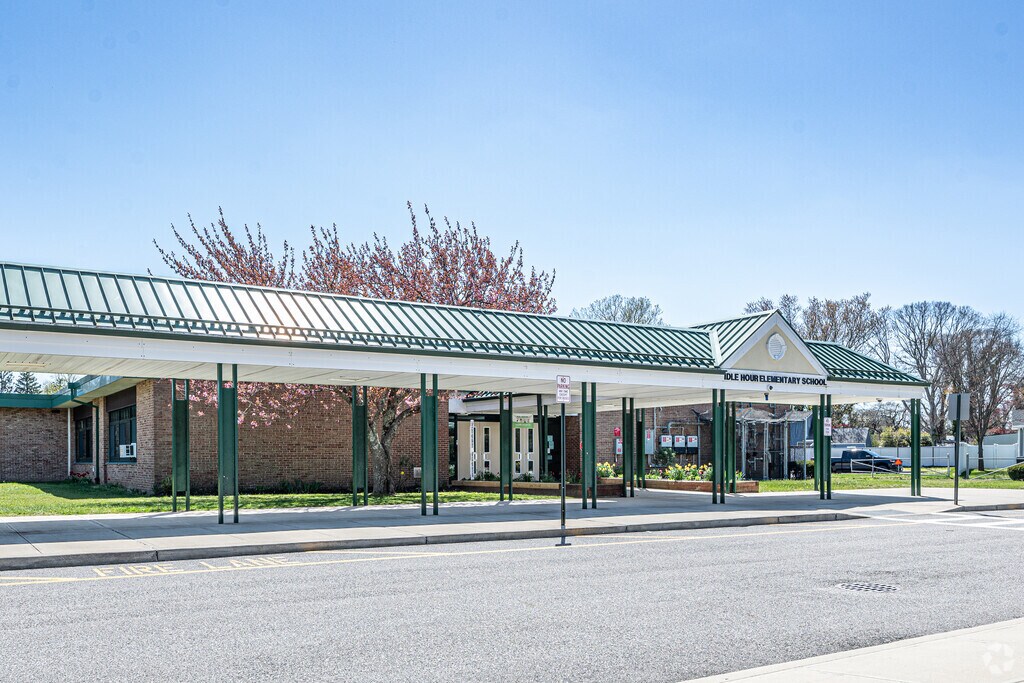 Idle Hour Elementary School in Oakdale serves PK-5.