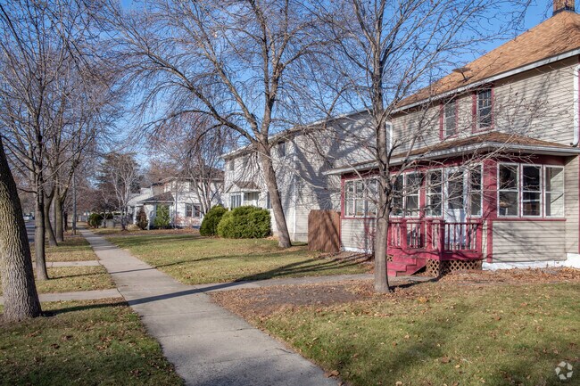 With a mix of traditional styles, the Lake George neighborhood is a suburban utopia.